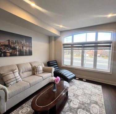 3bed Bright Oakville Townhome with balcony, office