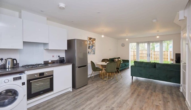 3BED City Centre Home in Derby w Garden & Parking