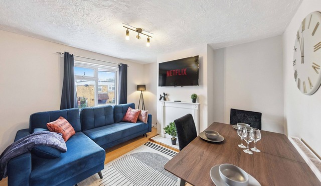 3Bed Gem, Sleep 7, with a TV in Every Room, Garden, Free Parking and Netflix