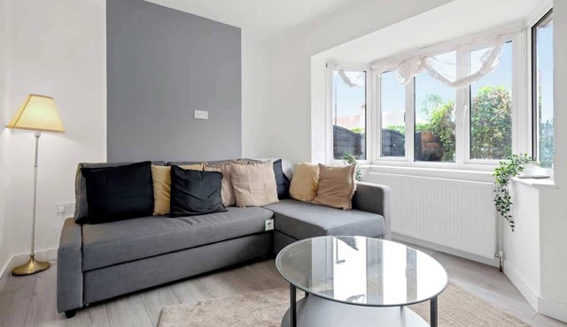 3Bed House-Free Parking