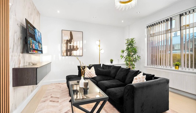 3bed house, in close proximity to the centre suitable for 6 guests!Pet-Friendly!