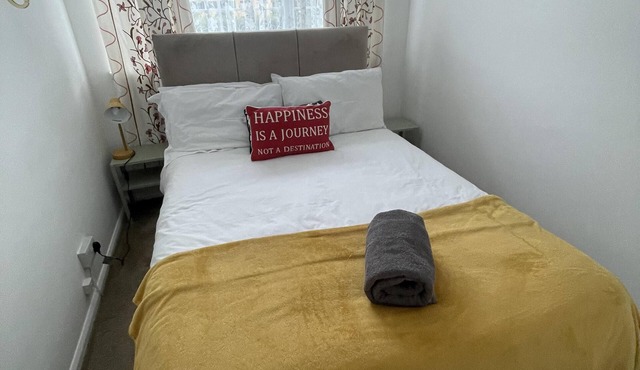 3Bed House, Sleeps 6 near Luton Airport w/Parking