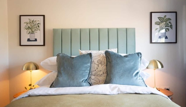 3Bed House w/Charming Courtyard Garden & Parking