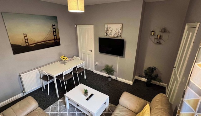 3Bed-Near A1 Motorway-FreeParking-by Holiday Homes