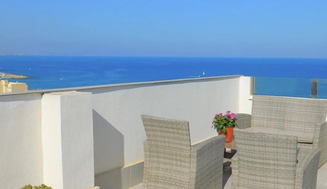 3Bed Penthouse Apt with Private Terrace & Balcony