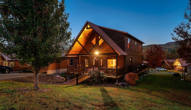 3bedroom 2bath cabin.Easy in winter, no steep hills.15 min to Gatlinburg strip.