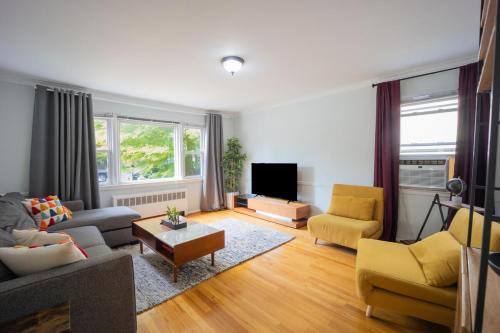 3bedroom APT with balcony & free street parking