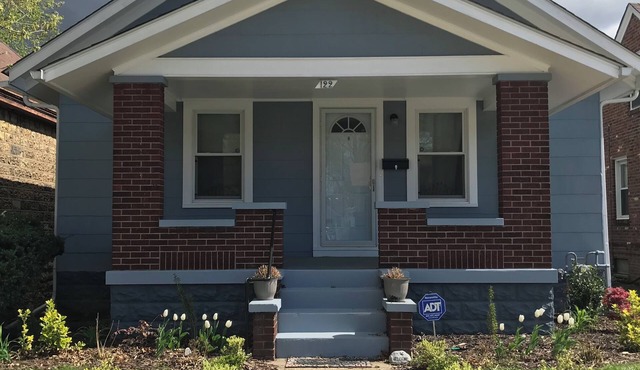 3BR/1.5BA Blue Bungalow: Close to Louisville & Downtown NA