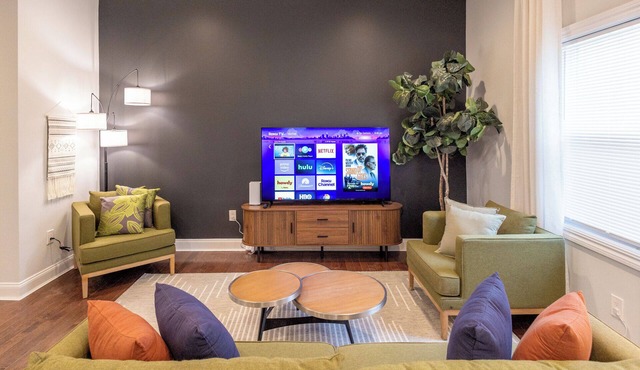 3BR/1.5BA King Bed Parking Laundry Pets OK Bidet