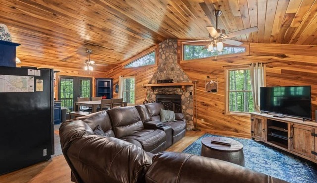 3BR 1.5BA w/King Bed/Hot Tub in Heart of RRG!