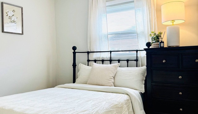 3BR/1ba apt; fully furnished and equipped; in Forest Park