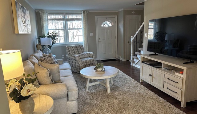 3BR/1BA Townhouse easy walk to University of Delaware campus, free parking spot.