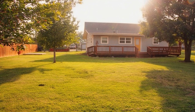 3BR- 2.5 BA Guest House in Sabinal - Sleeps 6 - Pool Access & Pond View