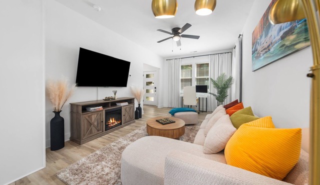 3BR/2.5 BA with Fenced Yard - Dogs OK - 10 mins to Duke U & 5 mins to Downtown