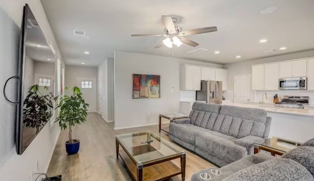 3BR+2.5 BTH Oasis + Pool: F1 & 10M DT & Airport