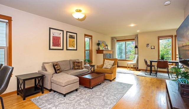 3BR/2.5BA home - ACs, pet friendly, centrally located w/4 Smart TVs + fast WiFi