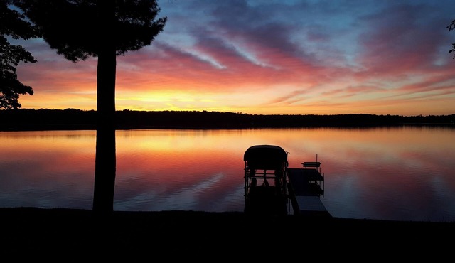 3BR-2.5BA LAKESIDE CABIN CHARMER with GOURMET KITCHEN & MODERN-LUX amenities