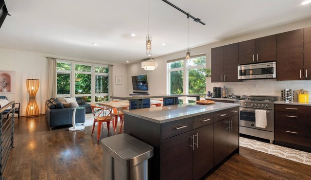 3BR/2.5BA Modern Townhome, City view, Free Parking, EV Charger