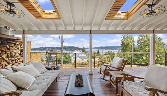 3BR 2.5BA The Lucille Lake Washington View Retreat