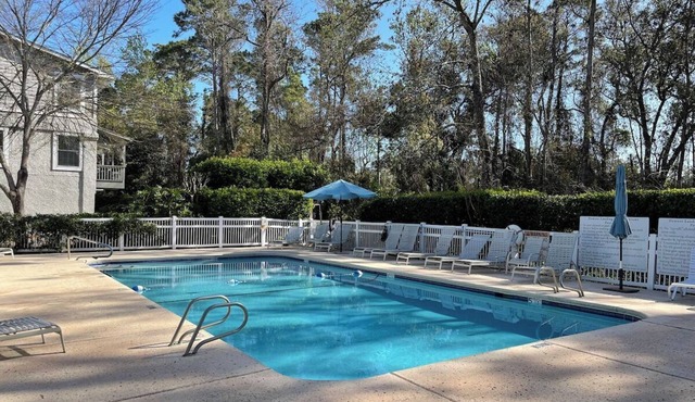 3BR/2.5BA Townhouse with Elevator & Community Pool