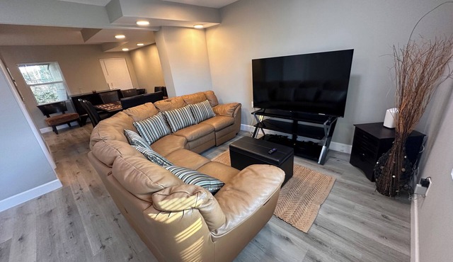 3BR/2.5BA Townhome Near Jags Stadium – Walk to the game!