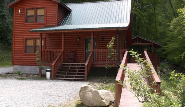 3BR, 2 Bath Cabin with full kitchen, living room, hot tub and spacious backyard.