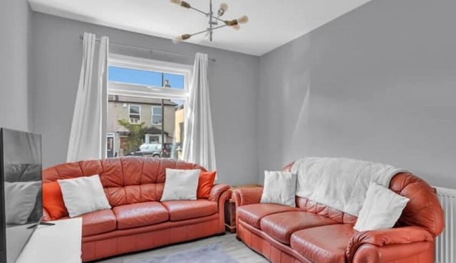 3BR, 2 bath, driveway, garden