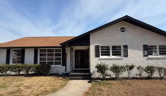 3BR 2 bath North Augusta Home w/AC with a huge lot.