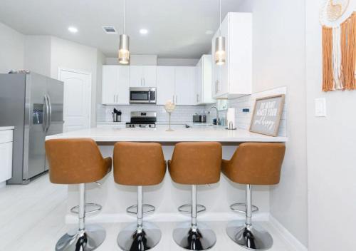 3BR 2 & half Bath Townhouse Modern Spacious Retreat Near Lake Conroe!