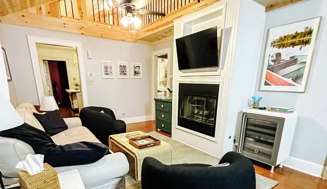 3BR 2b New Buffalo cottage steps to Shopping, Breweries, Beach - pets +NotreDame