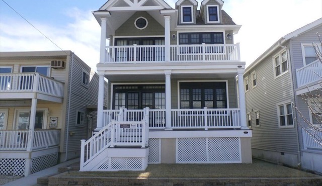3BR/2BA 1st Floor Beach House at 4641 West Ave - 2 Blocks from the Beach!
