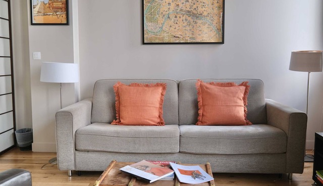 3BR 2BA Apt Steps from the Louvre