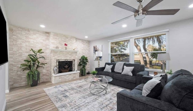 3BR/2BA By Disney Large Quiet Family Home By Lake