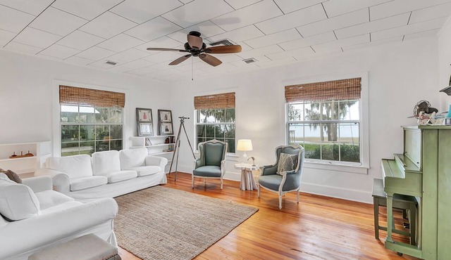 3BR, 2BA Charming 1920s Lake Estate w hot tub & Beautiful Boat Dock. Sleeps 7