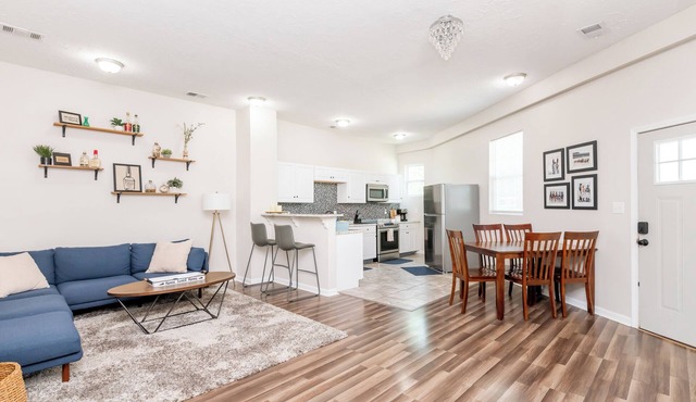 3BR/2BA Churchill Downs-Expo/KING/Parking/Sleep 8