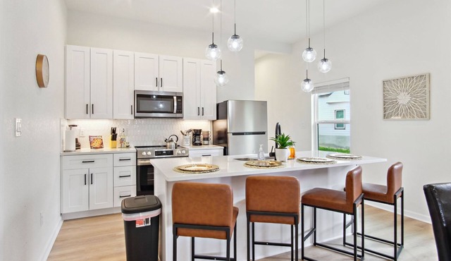 3br-2ba Cityscape Haven With Panoramic Tower View