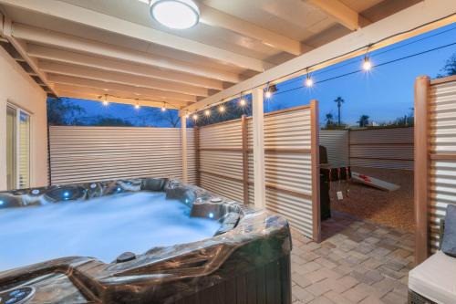 3BR 2BA Cozy Home with Jacuzzi Near Downtown