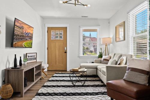 3BR 2BA Derby Home Walk to Churchill Free Parking