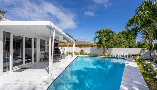 3BR 2BA Heated Pool Home Pool Table Great Location