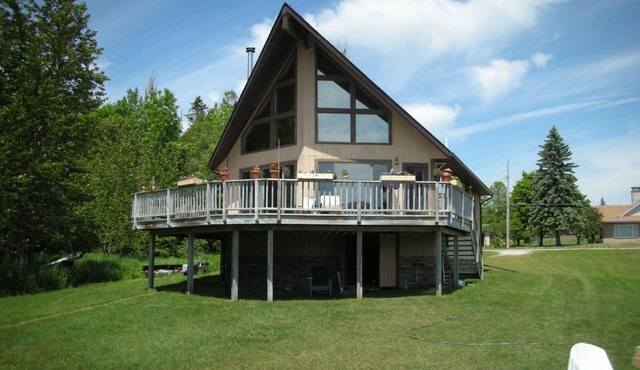 3BR/2BA Lakefront Cabin, Gorgeous Bay Views, Dock, Game Room, Firepit