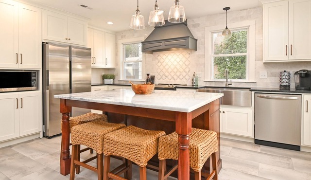 3BR/2Ba, luxurious soaking tub - 5 min drive to downtown Greenville
