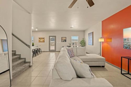 3BR 2BA Modern Farmhouse King Bed Smart TVs