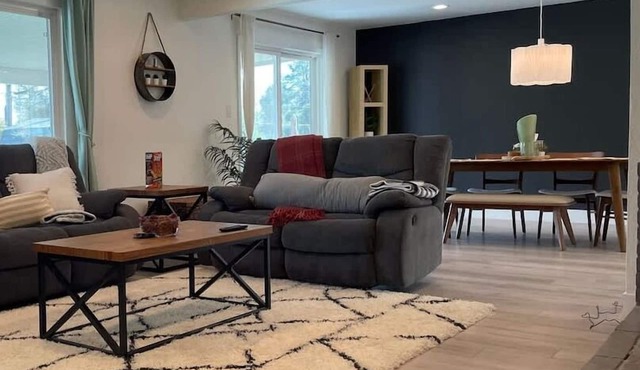 3BR/2BA Modern & spacious home close to the River