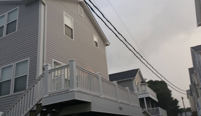 3BR/2BA Ocean View Beach House. 2 min walk to the beach. Wifi/Linen included