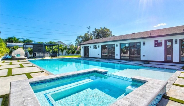 3BR/2BA Private Oasis: Pool, Hot Tub, Dining