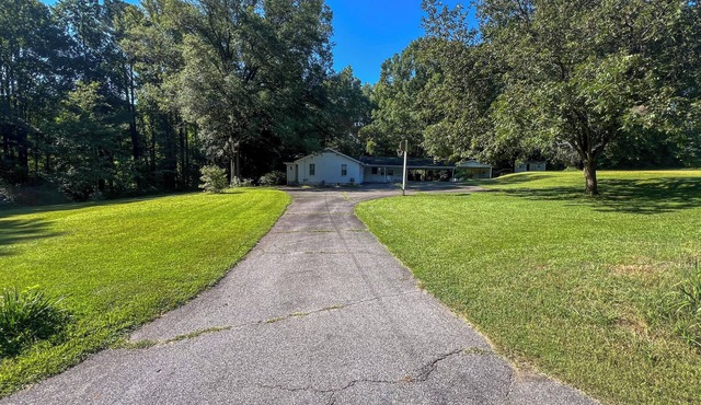 3BR/2BA ranch home in Dallas, GA on spacious lot - great for groups!