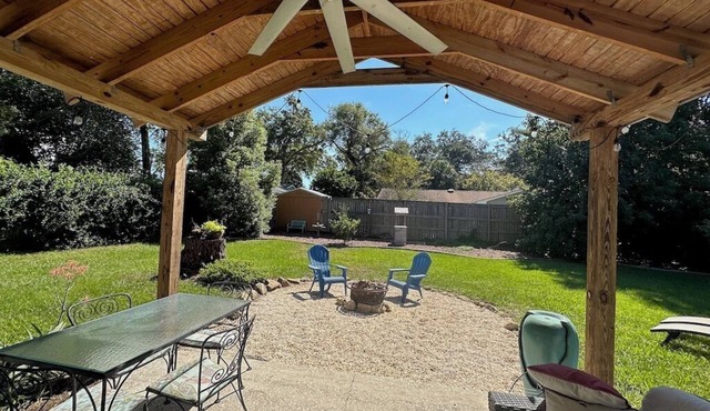 3BR/2BA, Sleeps 6 and Pet Friendly. Short walk to the Beach and Pier Village!