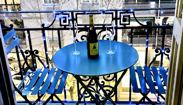 3BR/2BA STUNNING BALCONIED ART NOUVEAU APT, NEXT DOOR TO METRO, CITYWIDE ACCESS