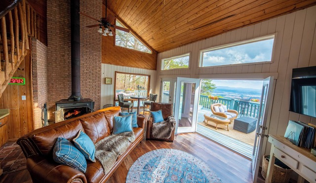 3BR, 2BA, stunning mtn view, jacuzzi, dry sauna, fire pit, wood burning stove