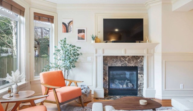 3BR 2BA Tudor Townhouse on Queen Anne, Seattle- w View!